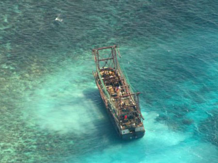 Tàu của ngư dân Trung Quốc mắc cạn tại vùng biển san hô của Philippines.